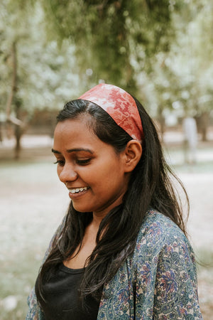 Headband with elastic closure